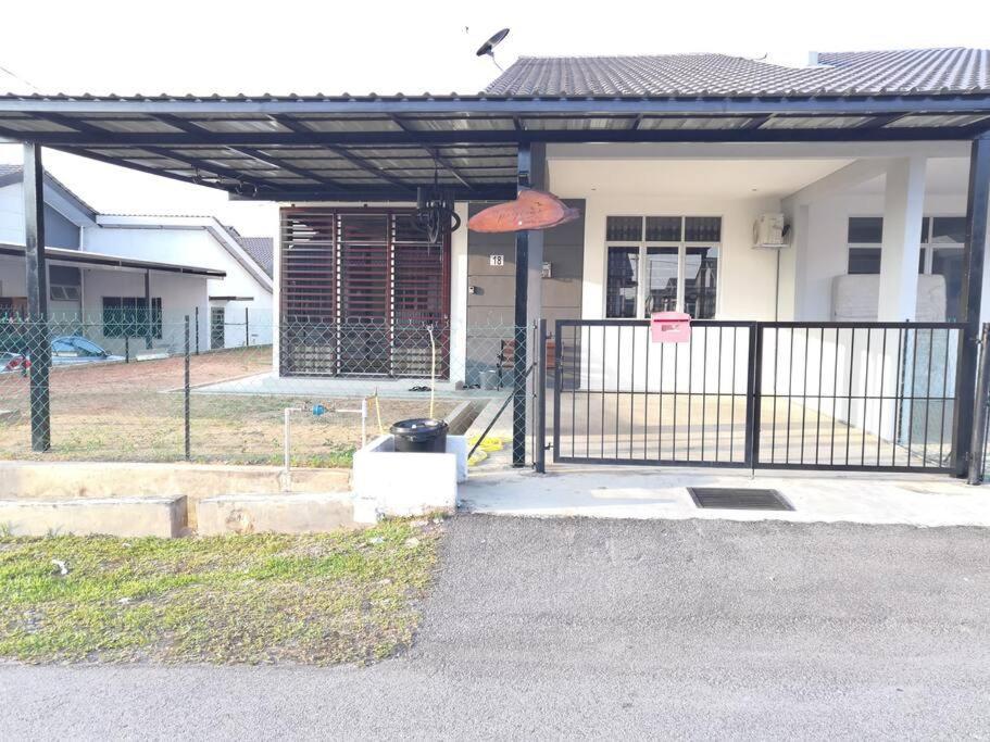 Modern , Spacious Gambang Ump 18 Guest House 外观 照片