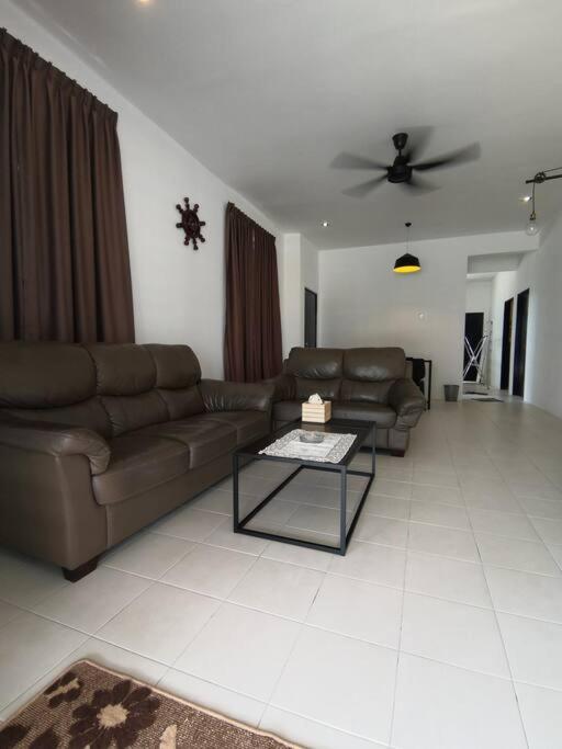 Modern , Spacious Gambang Ump 18 Guest House 外观 照片