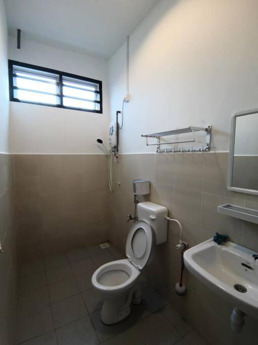 Modern , Spacious Gambang Ump 18 Guest House 外观 照片